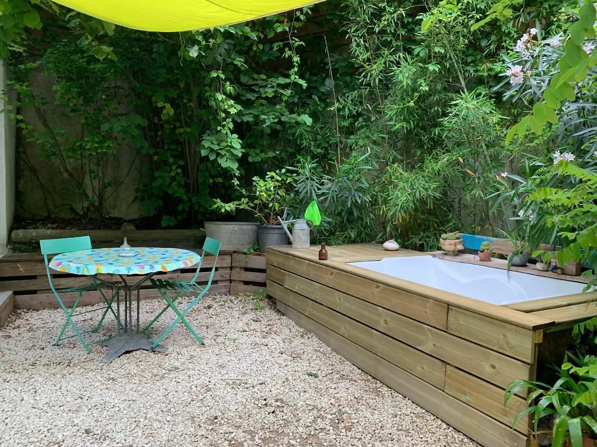 Tente de luxe Le Roulotte dans la forêt Aubagne